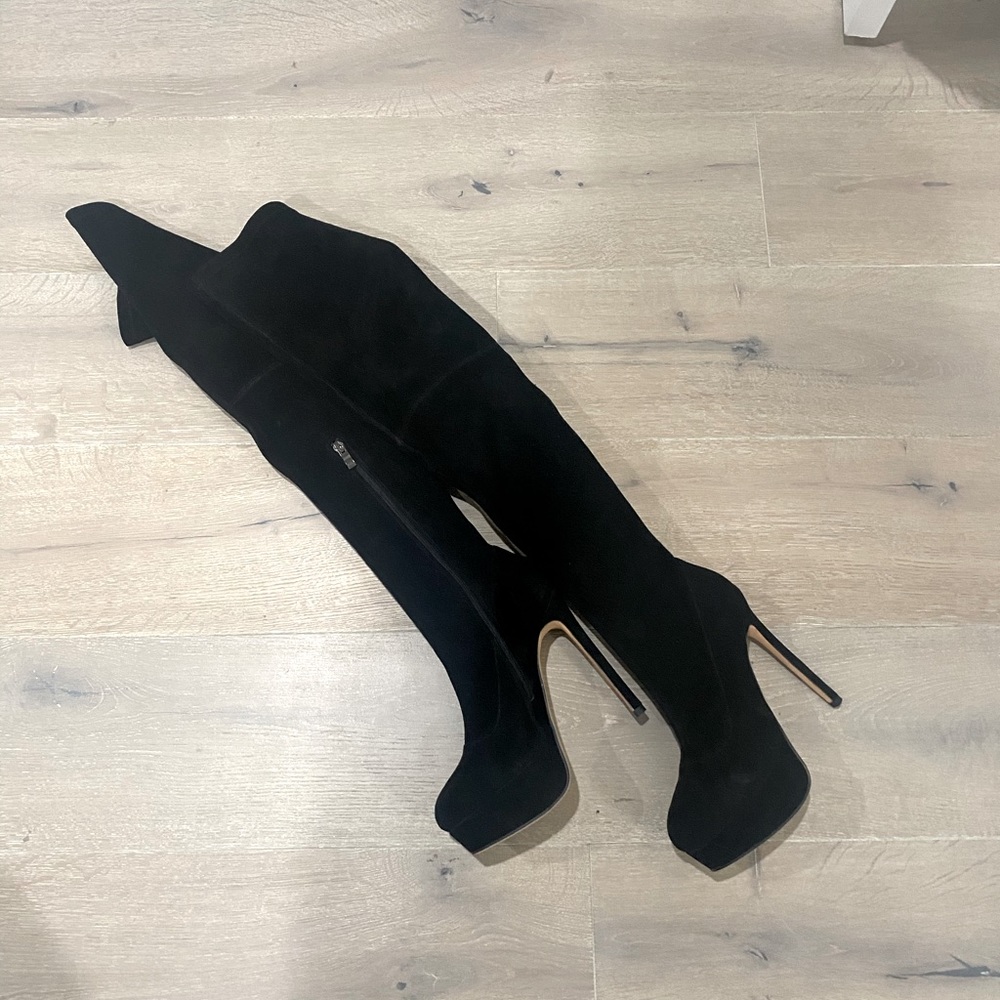Catwalk Connection Suede Black Boots!